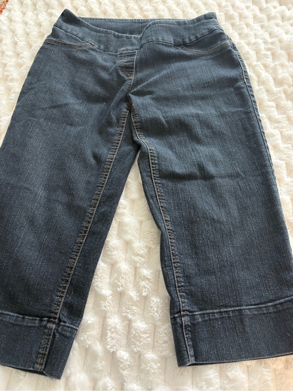Alia faded black denim pull on capris size 10